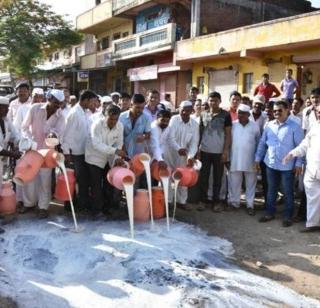 The farmers' hopes and their victories | शेतकऱ्यांचा आसूड आणि त्यांचा विजयारंभ