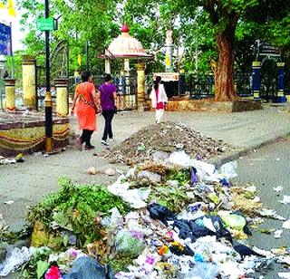 Trapped garbage in the garbage! | मासुंद्यात पायात अडकला कचरा !