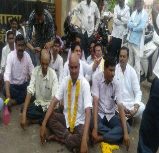 Farmer's property: Farmer's head shaved and registered government protest | शेतकरी संप : शेतक-यांनी मुंडण करुन शासनाचा नोंदवला निषेध