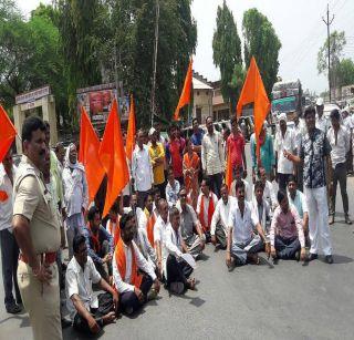 Stop the route along with Yaval to Boudwad Muktainagar | यावलसह बोदवड मुक्ताईनगरात रास्ता रोको