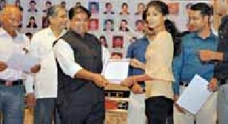 Extend the industry and give employment to others | उद्योग उभारून इतरांना रोजगार द्या Extend the industry and give employment to others | उद्योग उभारून इतरांना रोजगार द्या