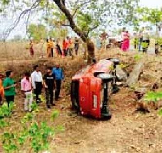 Tadoba traveled car | ताडोबा पर्यटकांची कार पलटली