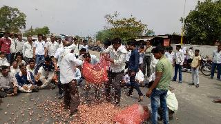 Stop the roads in West Vardad; Bandla spontaneous response | पश्चिम वऱ्हाडात ठिकठिकाणी रास्ता रोको; बंदला उत्स्फूर्त प्रतिसाद