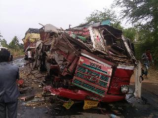 Two trucks gruesome | दोन ट्रक्सची भीषण धडक