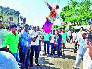 Combustion of the symbolic statue in Nandurashote | नांदूरशिंगोटेत प्रतीकात्मक पुतळ्याचे दहन