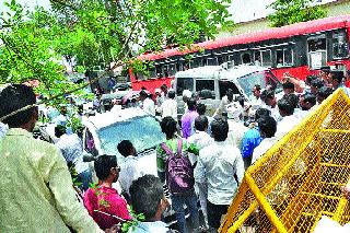 Jalgaon BU Here police lathikara | जळगाव बु. येथे पोलिसांचा लाठीमार
