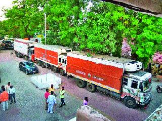 In possession of container police carrying meat | मांस वाहून नेणारे कंटेनर पोलिसांच्या ताब्यात