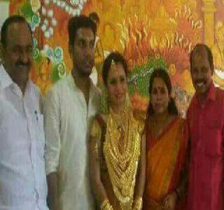 The daughter of the Communist Amarnath got married in gold at the wedding | लग्नात सोन्यामध्ये मढवून आली कम्युनिस्ट आमदाराची कन्या