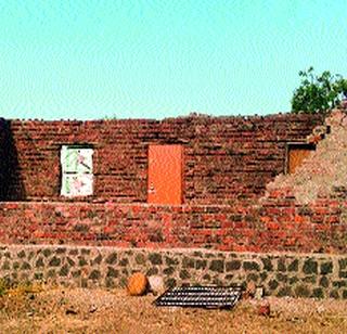 The wall of the house falls upon the wall of the house | घराची भिंत अंगावर पडून वृद्धाचा मृत्यू