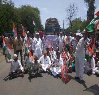 Stop the movement by Congress at Parola | पारोळा येथे काँग्रेसतर्फे रास्ता रोको आंदोलन