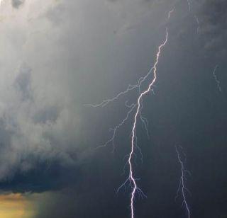 Two people were killed and five others injured in lightning in Hingoli | हिंगोलीमध्ये वीज कोसळून 2 जणांचा मृत्यू, 5 जखमी