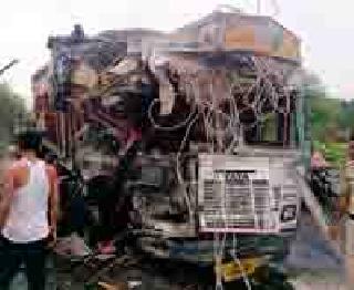 Truck driver killed in a devastating accident | भीषण अपघातात ट्रक चालक ठार