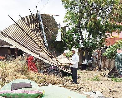 Storm rainy ordeal at Deulgighat! | देऊळघाट येथे वादळी पावसाचे तांडव! Storm rainy ordeal at Deulgighat! | देऊळघाट येथे वादळी पावसाचे तांडव!