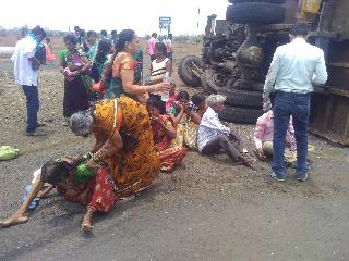 Two killed and 22 injured in three road accidents in Wardha district | वर्धा जिल्ह्यात तीन अपघातात दोन ठार, २२ जखमी