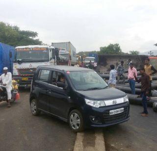 Truck overturned near Carla Phata, traffic congestion on old Mumbai-Pune highway | कार्ला फाट्याजवळ ट्रक उलटला, जुन्या मुंबई - पुणे महामार्गावर वाहतूक कोंडी