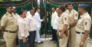 Police firing with offices of representatives of Solapur people | सोलापूरातील लोकप्रतिनिधींच्या घरांसह कार्यालयांना पोलीसांचा गराडा