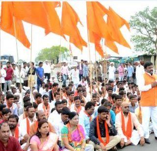 Sillod: On the Shiv Sena road for farmers' demands | सिल्लोड: शेतकऱ्यांच्या मागण्यांसाठी शिवसेना रस्त्यावर