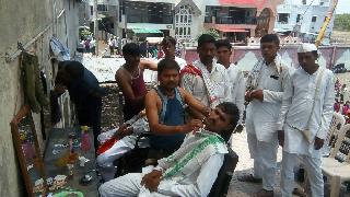 Free beard-cutting of Warak's | वारकºयांची मोफत दाढी-कटींग