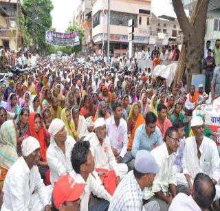 Demonstrations at Dhule MP, MLA's house | धुळ्यातील खासदार, आमदारांच्या घरासमोर निदर्शने