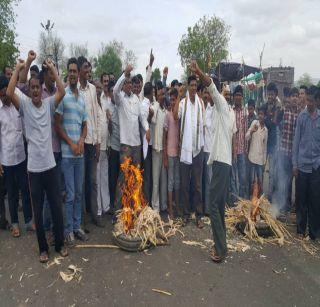 Farmers at Hadeed: Rastaroko of | हातेड येथे शेतक:यांचा रास्तारोको