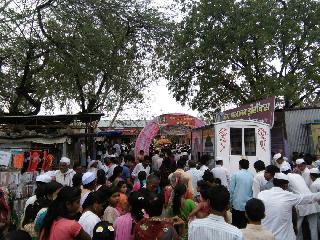 Gajananana to the crowd of people! | गजाननाच्या दर्शनाला जनसागर उसळला!