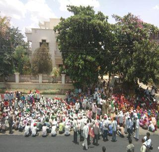 Movement in front of MP's house in Nandurbar | नंदुरबारमध्ये खासदारांच्या घरासमोर आंदोलन