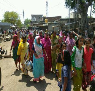 Front of the angry villagers Sarpanch's house | संतप्त ग्रामस्थांचा सरपंचाच्या घरावर मोर्चा