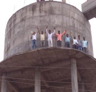 For the civil facilities, the protest movement on the water tank in Anpur | नागरी सुविधांसाठी ऐनपूरला पाण्याच्या टाकीवर चढून आंदोलन