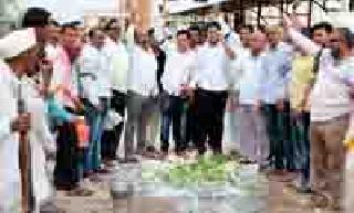 Anjagat the house of the MLA | अंजनगावात आमदाराच्या घराला घेराव Anjagat the house of the MLA | अंजनगावात आमदाराच्या घराला घेराव