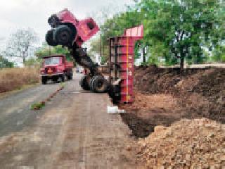 Tipper reversed: | टिप्पर उलारला : Tipper reversed: | टिप्पर उलारला :