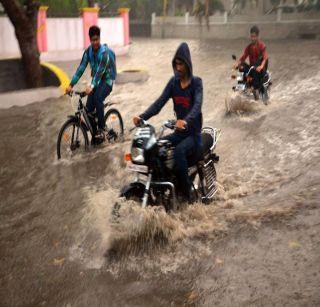 Massive rain was flooded with water! | धुळयात मुसळधार पावसाने पांझरेला पूर!