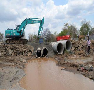 Road work done in the rain started | पावसात वाहून गेलेल्या वळण रस्त्याचे काम सुरू