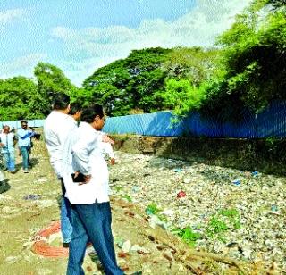 When the rain came, the drains were tumbled! | पाऊस आला तरी नाले तुंबलेलेच!