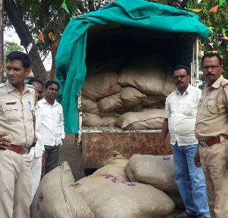 Hingoli: Gurkha's worth 5 lakhs seized near Chincholi dug | हिंगोली: चिंचोली फाट्याजवळ ५ लाखांचा गुटखा जप्त