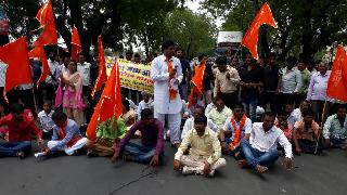 'Chakka Jam' movement of Shiv Sangram for movement of crops | पीककर्जमाफीसाठी शिवसंग्रामचे ‘चक्का जाम’ आंदोलन