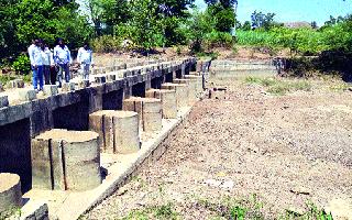 Release the water in the river; Otherwise prevent the highway | पाणी नदीपात्रात सोडा; अन्यथा महामार्ग रोखू