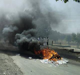 Combustion of the Chief Minister's statue at Bhatkudgaon | भातकुडगाव येथे मुख्यमंत्र्यांच्या पुतळ्याचे दहन