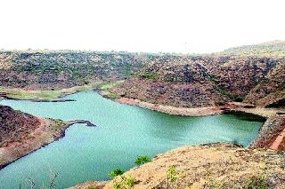 The water of the lake is broken by the hard work of the villagers! | ग्रामस्थांच्या कष्टामुळे तलावाला फुटला पाझर!