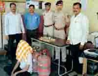 The whole house was cleaned by the thieves | अख्खे घर साफ करणाऱ्या चोरट्यास अटक The whole house was cleaned by the thieves | अख्खे घर साफ करणाऱ्या चोरट्यास अटक