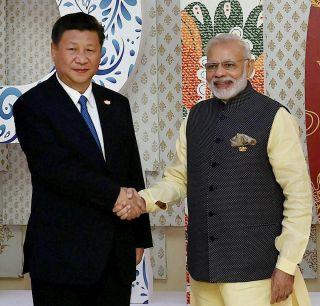 Modi met the Chinese President Xi Jinping | मोदींनी घेतली चीनच्या राष्ट्राध्यक्ष शी जिनपिंग यांची भेट