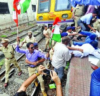 Stop the train at Ghatkopar | घाटकोपर येथे रेल रोको