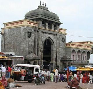 The devotee kills the devotee in the temple of Tulja | तुळजाभवानीच्या मंदिरात पुजाऱ्याकडून भाविकाला मारहाण