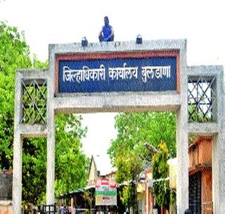 Movement movement on the entrance of the Collector's office | जिल्हाधिकारी कार्यालयाच्या प्रवेशद्वारावर चढून आंदोलन Movement movement on the entrance of the Collector's office | जिल्हाधिकारी कार्यालयाच्या प्रवेशद्वारावर चढून आंदोलन