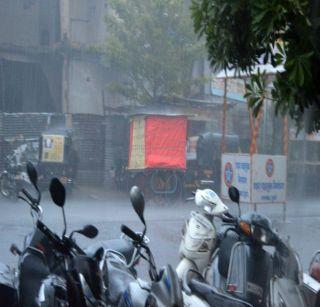 Dhule is the second consecutive day on the rain! | धुळ्यात सलग दुस:या दिवशीही पावसाचा तडाखा!