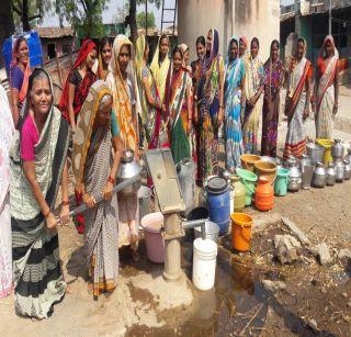 Heavy water shortage at Nerapat | नेरपाट येथे भीषण पाणीटंचाई