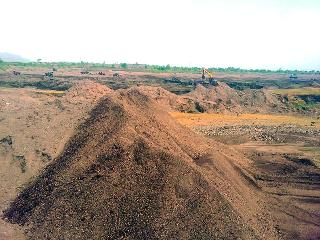 Illegal sand extraction from the Tambhav dam | तांबवे धरणातून बेकायदा वाळू उपसा