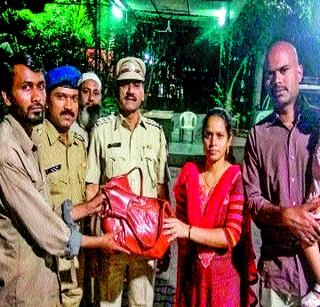 Family loaded by the good luck of the autorickshaw driver | रिक्षाचालकाच्या नेकीमुळे भारावले कुटुंब