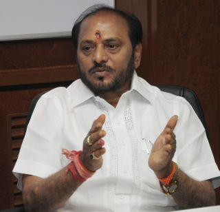 Without the debt waiver, Shiv Sena will not be fit - Ramdas Kadam | कर्जमाफीशिवाय शिवसेना स्वस्थ बसणार नाही - रामदास कदम