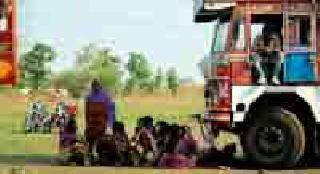 Two trucks of Gram Sabha federation ran away from the Tandupta Forest Department | ग्रामसभा महासंघाचा दोन ट्रक तेंदूपत्ता वनविभागाने पळविला Two trucks of Gram Sabha federation ran away from the Tandupta Forest Department | ग्रामसभा महासंघाचा दोन ट्रक तेंदूपत्ता वनविभागाने पळविला