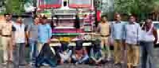 Animal truck caught in Shirpur Police | शिरपूर पोलिसांनी पकडला जनावरांचा ट्रक Animal truck caught in Shirpur Police | शिरपूर पोलिसांनी पकडला जनावरांचा ट्रक